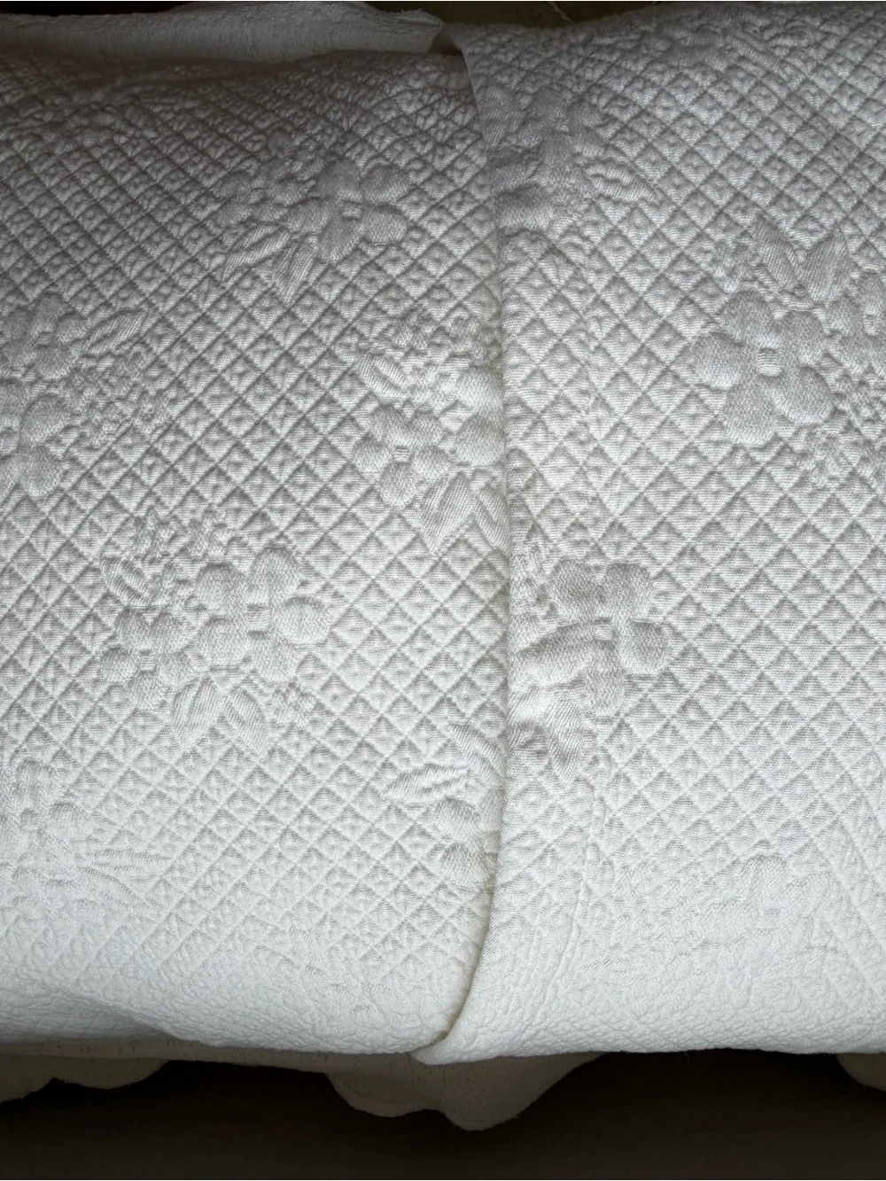White Quilted Scalloped Edge Pillow Shams - 2 Standard size
